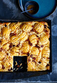 Apple pie 'Hasselback' with golden raisins and slivered almonds