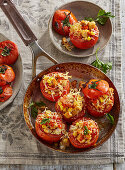 Mit Quinoa und Hähnchen gefüllte Tomaten