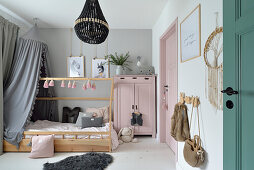 Mädchenzimmer mit Accessoires in Rosa und Grau