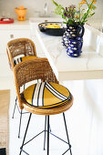 Frühstückstheke und Vintage Rattan-Barhocker