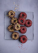 Donuts mit Schokoglasur, Pistazien und gefriergetrockneten Erdbeeren