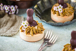 Easter pistachio tartelette with carrots