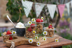 Sommerdessert im Glas mit Erdbeeren, Crunch und Sahne