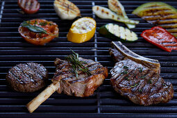 Gegrilltes Fleisch und Gemüse auf dem Grillrost