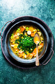 Winterliche Miso-Suppe mit geräuchertem Karpfen und Tatsoi (Asien)