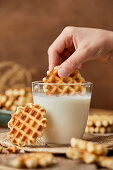 Mini-Waffeln in Milch tunken