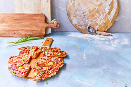 Salami-Pizza in Stücke geschnitten