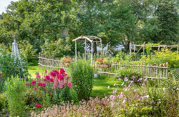 Blick auf sommerlichen Garten mit Blumenbeeten