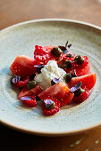 Tomatensalat mit Burrata, Himbeeren und Kapern