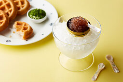 Frühstückswaffeln mit Kaviar auf Eis