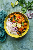 Asiatisches Butternusskürbis-Curry mit Spinat serviert mit Reis