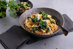 Pasta with roasted lamb's lettuce, mushrooms, pistachios and vegan Parmesan cheese