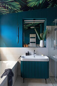 Bathroom in blue and white, ceiling with plant motif