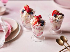 Eton Mess mit Sommerbeeren