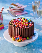 Geburtstagstorte mit Schokoladensticks und bunten Schokobonbons
