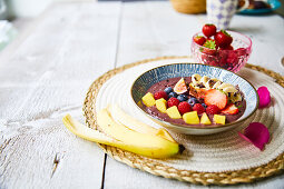 Acai-Bowl mit frischen Früchten