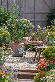 Sitzplatz auf sommerlicher Kies-Terrasse