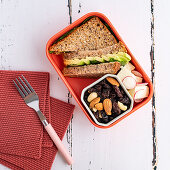 Sandwich, Radieschen und Studentenfutter in Lunchbox
