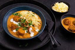 Vegane indische Malai Kofta in Tomaten-Sahne-Soße mit Safran-Reis