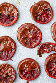Kandierte Blutorangen (Orangette) zubereiten: mit Schokolade und Meersalz überziehen