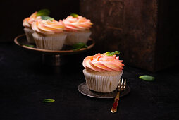 Vegane Cupcakes mit zweifarbiger, pflanzlicher Buttercreme