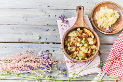 Kartoffelgröstl mit Speck und Lauchzwiebeln dazu Sauerkraut