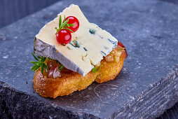 Blue cheese with chutney on toasted bread