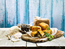 Fischstäbchen mit Laverbread (Seetang, Wales)