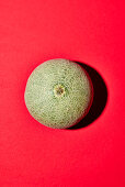 Cantaloupemelone auf rotem Untergrund
