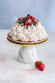 Pavlova from the hot air fryer with berries
