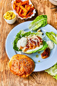 Caesars Salad-Chicken-Burger mit Süßkartoffelpommes