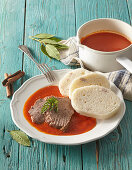 Rinderbraten mit Tomatensauce und böhmischen Knödeln