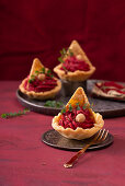 Rote-Bete-Creme mit Tortilla Chips in Mürbeteigschälchen