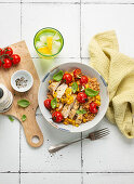 Gebratenes Hähnchen auf Couscous mit Paprika und Tomaten aus dem Ofen