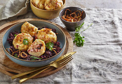 Tiroler Knödel mit Rotkohl und Röstzwiebeln