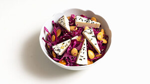 Red cabbage with almonds and primosale cheese