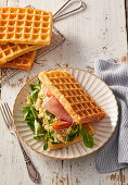 Waffelsandwich mit Rührei und Schinken