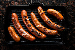 Käsekrainer auf dem Grill