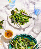 Spargel-Erbsen-Pecorino-Salat mit Zitronendressing