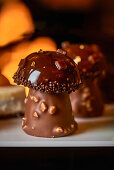 Schokoladen-Karamell-Törtchen in Pilzform