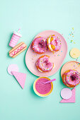 Donut-Sandwiches mit pinkfarbener Zuckerglasur