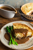 Minted Lamb Pie mit Teigboden und Kartoffelpüree (England)