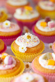 Fairy Cakes dekoriert mit Glasur, Liebesperlen und Blüten