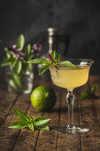 Wodka-Cocktail mit Thai-Basilikum