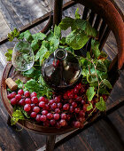 Herbststillleben mit Wein und Trauben