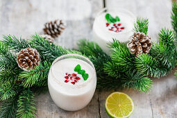 Weißer Weihnachts-Cocktail mit Rum, Limette und Kokosmilch