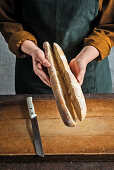 Baguette der Länge nach halbieren