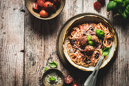 Spaghetti mit Tomatensauce und Fleischbällchen