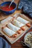 Tortilla-Wraps mit Wurst, Pilzen und Käse