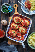 Fleischbällchen mit in Tomatensauce gebackenem Kohl